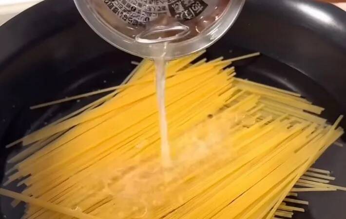 フライパンにパスタと水を入れて…　味つけに「材料が全部家にある」「大満足」