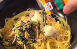 「フライパンにパスタと水を入れて…　味つけに「材料が全部家にある」「大満足」」の画像3