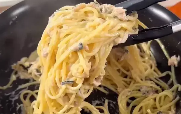 「フライパンにパスタと水を入れて…　味つけに「材料が全部家にある」「大満足」」の画像