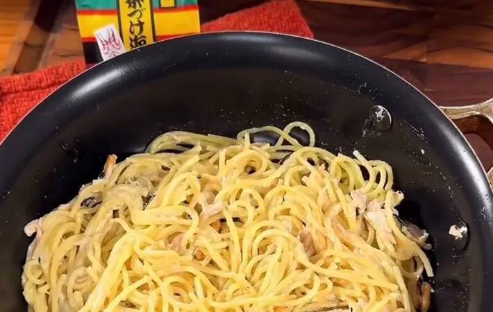 フライパンにパスタと水を入れて…　味つけに「材料が全部家にある」「大満足」