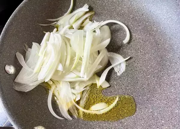 「タマネギだけのパスタ　味つけに『小さじ1杯』入れると？「上品な和風の味わい」」の画像