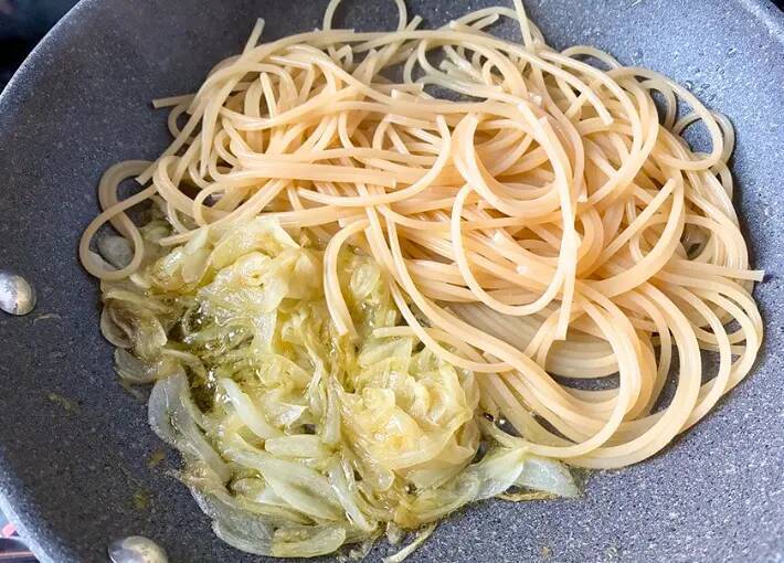 タマネギだけのパスタ　味つけに『小さじ1杯』入れると？「上品な和風の味わい」