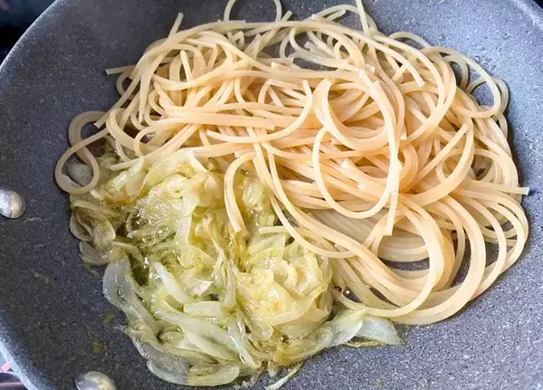 「タマネギだけのパスタ　味つけに『小さじ1杯』入れると？「上品な和風の味わい」」の画像
