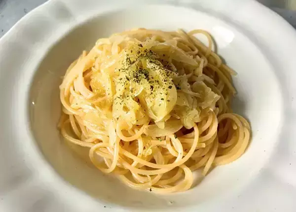 「タマネギだけのパスタ　味つけに『小さじ1杯』入れると？「上品な和風の味わい」」の画像
