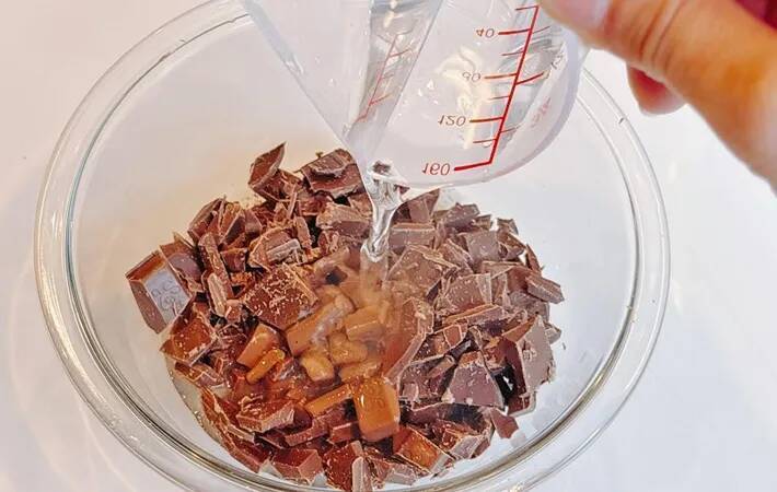 材料は『板チョコ＋水』だけ！　半信半疑で作ったら「お店みたいなスイーツ」が完成した