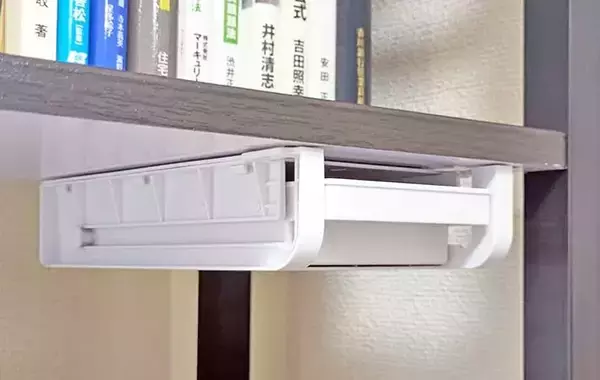「「家中のテーブル裏に貼りたくなる」　SNSでバズった！ダイソー『220円の引き出しケース』を試してみた」の画像