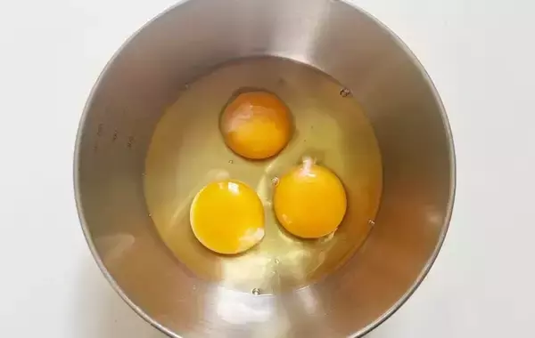 「卵3個に加えたのは…？　家にあるもので『簡単ふわふわ玉子焼き』【料理の小ワザ】」の画像