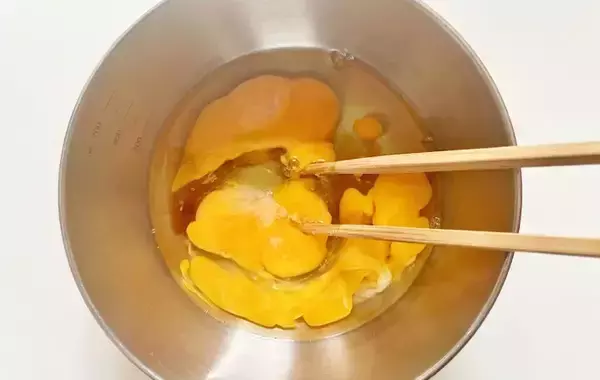 「卵3個に加えたのは…？　家にあるもので『簡単ふわふわ玉子焼き』【料理の小ワザ】」の画像