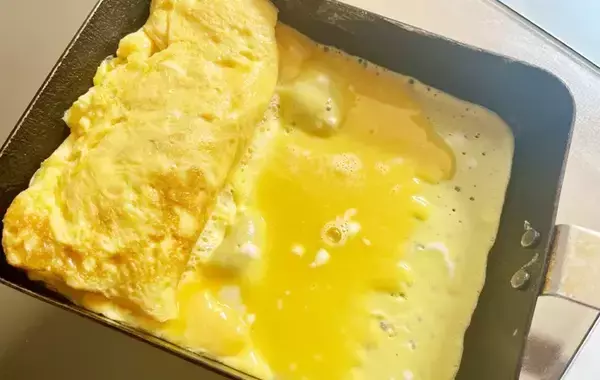 「卵3個に加えたのは…？　家にあるもので『簡単ふわふわ玉子焼き』【料理の小ワザ】」の画像