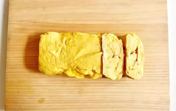 「卵3個に加えたのは…？　家にあるもので『簡単ふわふわ玉子焼き』【料理の小ワザ】」の画像