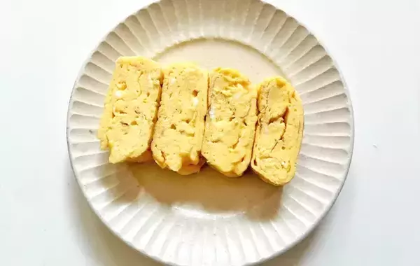 「卵3個に加えたのは…？　家にあるもので『簡単ふわふわ玉子焼き』【料理の小ワザ】」の画像