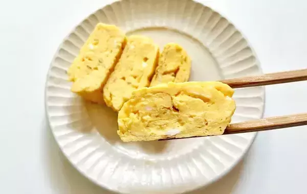 「卵3個に加えたのは…？　家にあるもので『簡単ふわふわ玉子焼き』【料理の小ワザ】」の画像