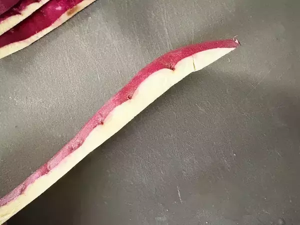 サツマイモの皮をむいて…？　できた一品に「子供がドはまりした！」【最強おやつ】