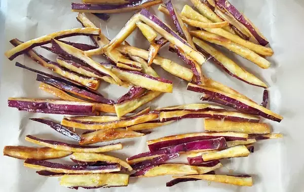 「サツマイモの皮をむいて…？　できた一品に「子供がドはまりした！」【最強おやつ】」の画像