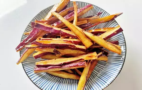 「サツマイモの皮をむいて…？　できた一品に「子供がドはまりした！」【最強おやつ】」の画像