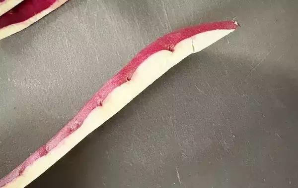 「サツマイモの皮をむいて…？　できた一品に「子供がドはまりした！」【最強おやつ】」の画像