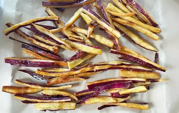 「サツマイモの皮をむいて…？　できた一品に「子供がドはまりした！」【最強おやつ】」の画像