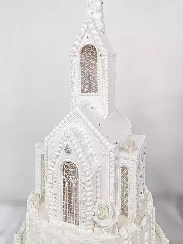 「パティシエが『建築』したものが、すごすぎる…！　作品に「拡大して震えた」「理解が追いつかない」」の画像