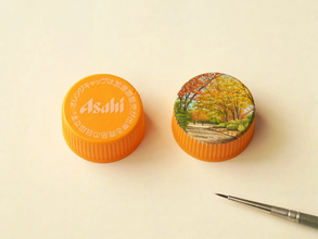 『紅葉の風景』に「息をのんだ」「すごすぎる」　ペットボトルの蓋に驚きの声