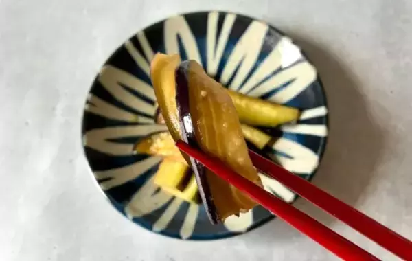 「ナスに塩、醤油、みりんと『小さじ1杯』の？　保存袋で作る漬物に「箸が止まらない！」」の画像