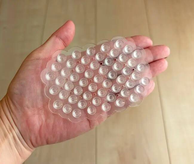 洗面台にスポンジ直置きしないで！　100均で作った「浮かせる収納」でぬめり消えた