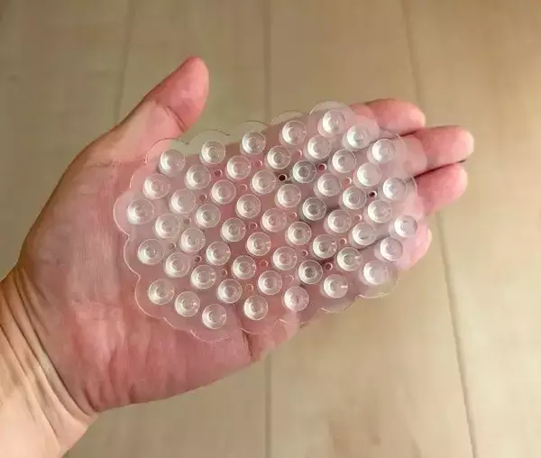 「洗面台にスポンジ直置きしないで！　100均で作った「浮かせる収納」でぬめり消えた」の画像