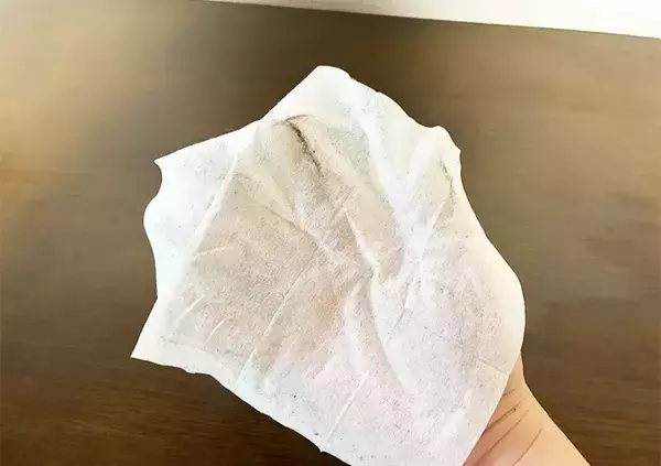 「余った紙おしぼり、カラカラになる前にやって！　実用的な活用術に「余った時の定番になる」」の画像