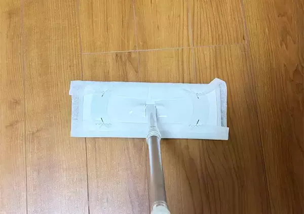 「余った紙おしぼり、カラカラになる前にやって！　実用的な活用術に「余った時の定番になる」」の画像
