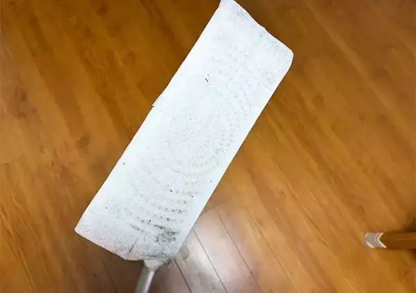 「余った紙おしぼり、カラカラになる前にやって！　実用的な活用術に「余った時の定番になる」」の画像