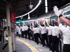 花火大会当日の『駅のホーム』に驚き！　客の安全を守る『配置』に「ガチだ」「すごい光景」