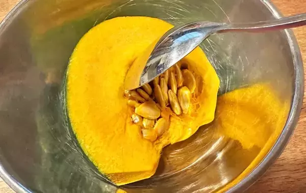 「「カボチャのタネ、捨てないで！」　子供が懇願するその理由は⋯？【節約レシピ】」の画像