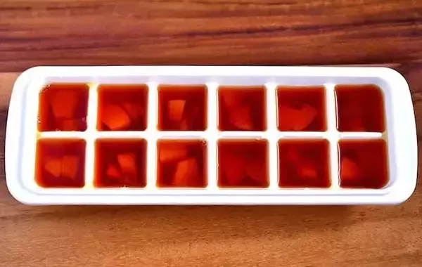 「製氷皿に紅茶と桃缶を入れて…　管理栄養士が試した夏ドリンクに「薄まらない！」「家でも大満足」」の画像