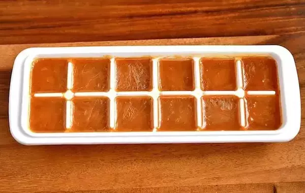 「製氷皿に紅茶と桃缶を入れて…　管理栄養士が試した夏ドリンクに「薄まらない！」「家でも大満足」」の画像