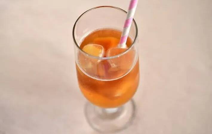 製氷皿に紅茶と桃缶を入れて…　管理栄養士が試した夏ドリンクに「薄まらない！」「家でも大満足」