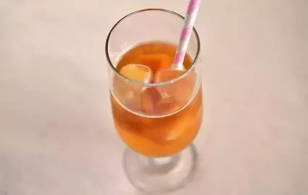 「製氷皿に紅茶と桃缶を入れて…　管理栄養士が試した夏ドリンクに「薄まらない！」「家でも大満足」」の画像