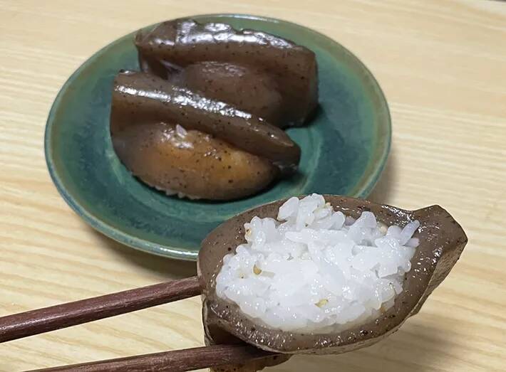 こんにゃくに切り込みを入れて…　油揚げ不要の『いなり寿司』が最高だった