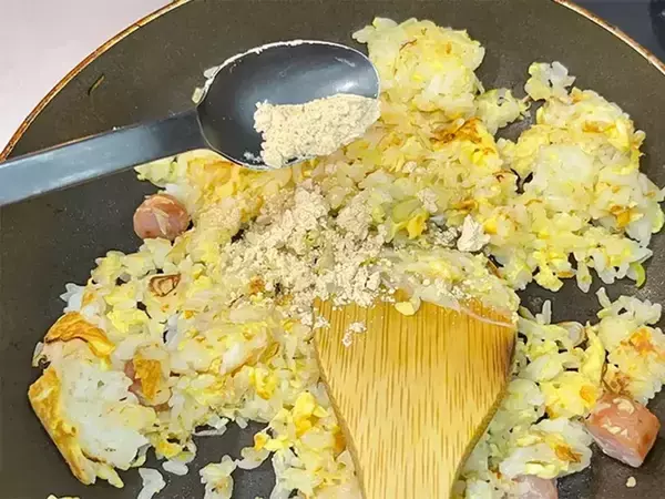 「『大さじ1杯』入れてみて！　チャーハンの意外な味つけに「味がばっちり決まった」」の画像