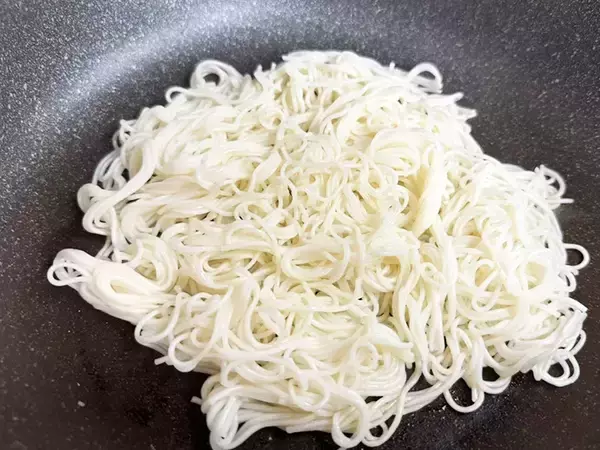 「そうめん茹でたら焼いてみて！　そんな食べ方があったとは…」の画像