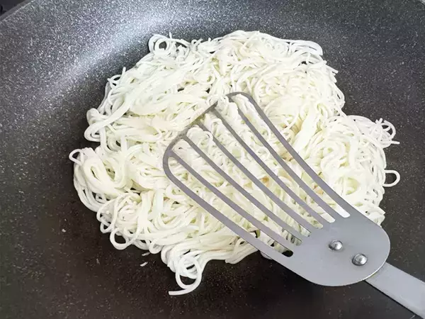 「そうめん茹でたら焼いてみて！　そんな食べ方があったとは…」の画像