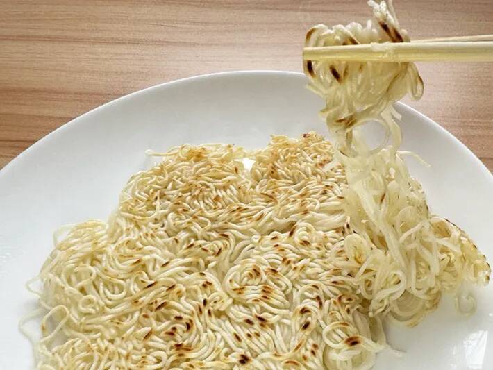 そうめん茹でたら焼いてみて！　そんな食べ方があったとは…