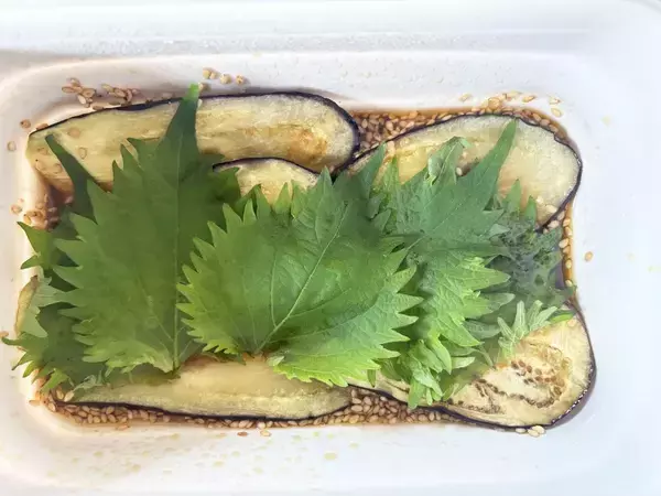 具材はナスと大葉でOK！　焼いて漬けるだけの一品が「ご飯に合う」「そうめんにものせたい」