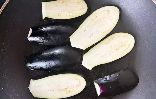 「具材はナスと大葉でOK！　焼いて漬けるだけの一品が「ご飯に合う」「そうめんにものせたい」」の画像