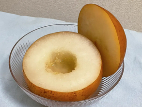 梨に『ハチミツ』をタラーっと注ぐと？　5分後に「ぜい沢感がアップ」「じんわり温まる！」