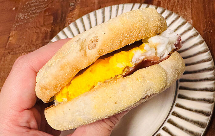 アルミホイルとマグカップを使うとエッグマックマフィンが作れる？　朝マックの再現に挑戦した結果がこちら！