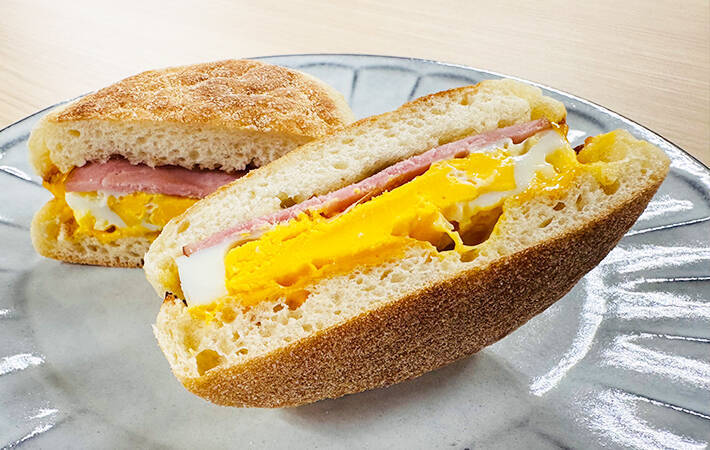アルミホイルとマグカップを使うとエッグマックマフィンが作れる？　朝マックの再現に挑戦した結果がこちら！