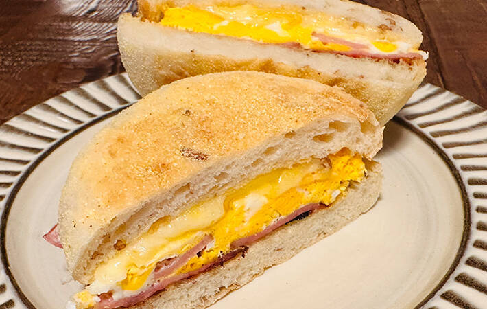 アルミホイルとマグカップを使うとエッグマックマフィンが作れる？　朝マックの再現に挑戦した結果がこちら！