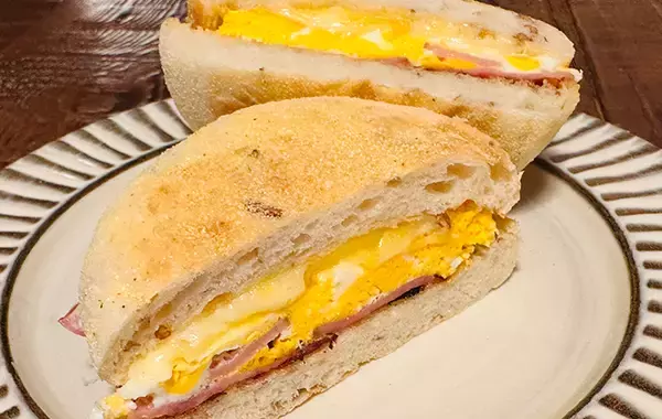 「アルミホイルとマグカップを使うとエッグマックマフィンが作れる？　朝マックの再現に挑戦した結果がこちら！」の画像