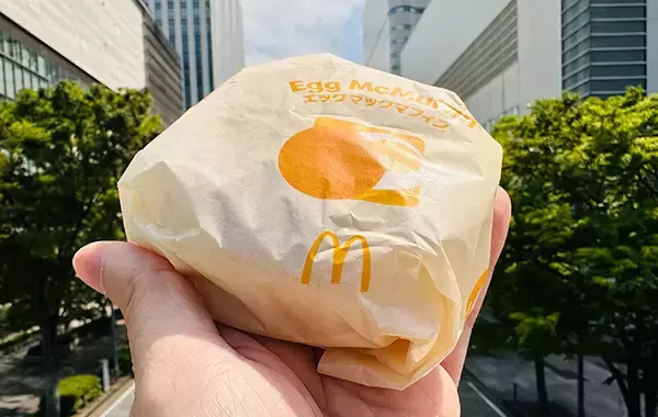 「アルミホイルとマグカップを使うとエッグマックマフィンが作れる？　朝マックの再現に挑戦した結果がこちら！」の画像