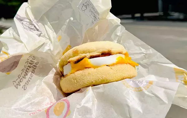 「アルミホイルとマグカップを使うとエッグマックマフィンが作れる？　朝マックの再現に挑戦した結果がこちら！」の画像
