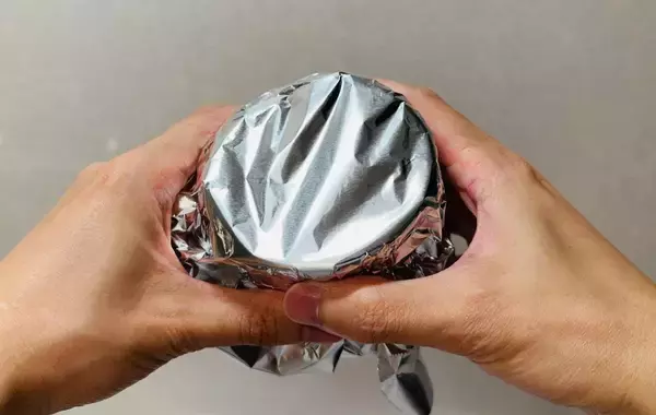 「アルミホイルとマグカップを使うとエッグマックマフィンが作れる？　朝マックの再現に挑戦した結果がこちら！」の画像